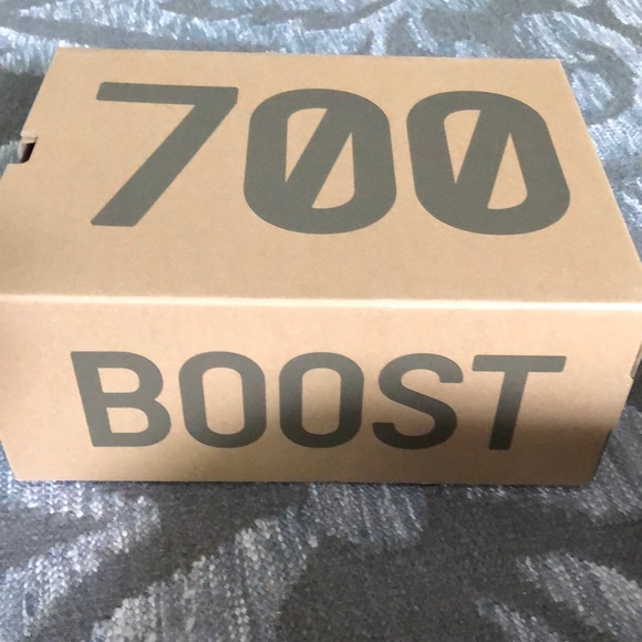 Adidas Yeezy - Picture 2 of 7